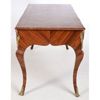 BUREAU PLAT LOUIS XV de forme mouvementée en placage de bois… (photo 3)