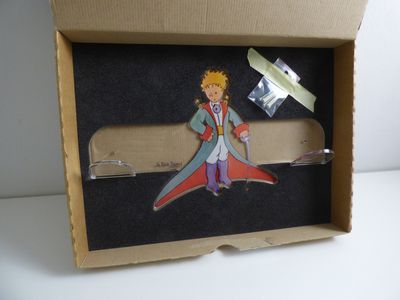 une boîte en carton sur laquelle figure l'image d'un homme tenant un marteau