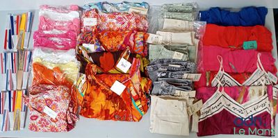 de nombreux types de vêtements exposés dans une boîte
