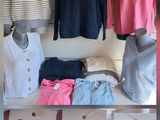 beaucoup de vêtements exposés dans un magasin