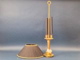 une lampe posée à côté d'un abat-jour