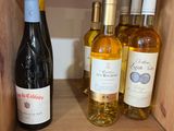 de nombreuses bouteilles de vin sur une étagère dans un magasin
