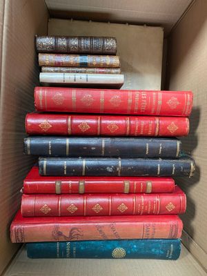 une boîte remplie de livres empilés les uns sur les autres
