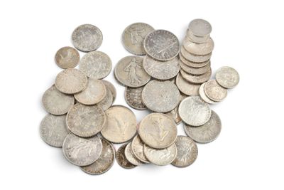 une pile de pièces d'argent sur une surface blanche