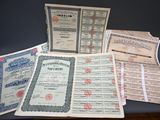 quelques anciens certificats sont posés les uns à côté des autres sur une table