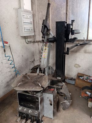 une machine qui se trouve dans le coin d'une pièce