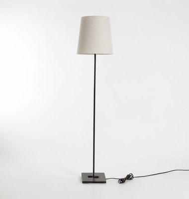 la lampe est posée sur la table, avec un cordon qui y est relié
