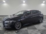 une voiture noire est garée sur le sol en damier d'un garage