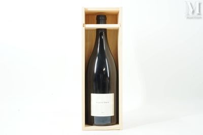 une bouteille de vin dans un coffret en bois sur fond blanc