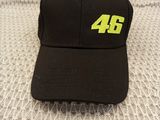 un gros plan d'une casquette sur laquelle figure le chiffre 46