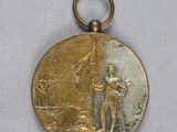 une image représentant une médaille d'or suspendue à un cordon blanc