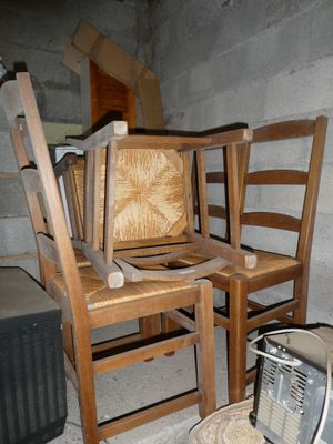 deux chaises en bois et un grille-pain dans un coin de la pièce