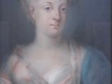 un vieux tableau représentant une femme en robe bleue tenant un foulard bleu