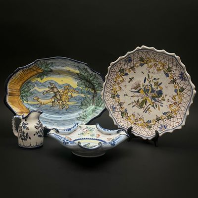 trois assiettes et un vase posés sur une table