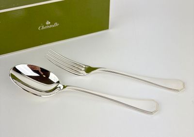 deux fourchettes et une cuillère posées à côté d'une boîte verte
