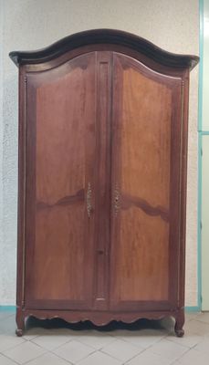 Grande armoire de port, en acajou massif et placage d'acajou…