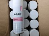 a - une bombe de peinture dans une boîte en carton remplie de peinture blanche