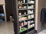 un magasin dont les rayons regorgent de produits