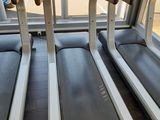 trois marches d'affilée dans une salle de sport