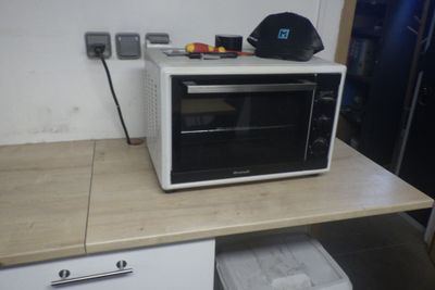 un micro-ondes posé sur un comptoir dans une cuisine