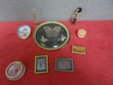 de nombreux objets posés sur une table rouge