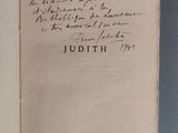 un livre ouvert avec une écriture manuscrite posé sur une table