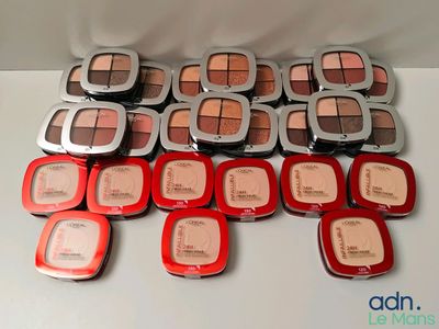 Les palettes de maquillage sont empilées les unes sur les autres sur une table