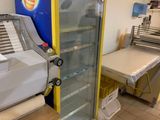 une photo d'une cuisine professionnelle équipée d'un plan de travail et d'un réfrigérateur