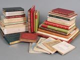 plusieurs livres empilés sur une table
