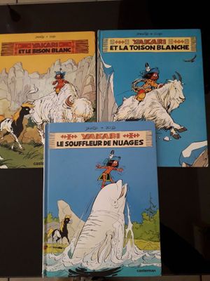 trois livres posés sur une table