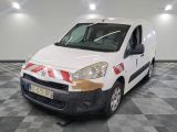 la photo d'une camionnette blanche garée dans un garage