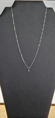 gros plan d'un collier sur un mannequin posé sur une table