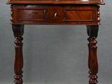 une vieille table en bois surmontée d'un tiroir
