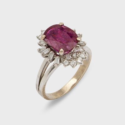 une bague en tourmaline rose et diamant