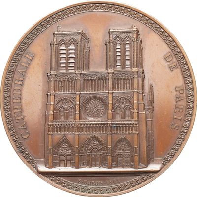 un gros plan sur une médaille avec un bâtiment en arrière-plan