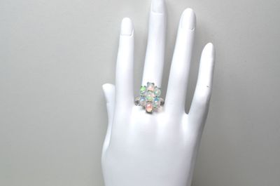 l'image d'une main blanche avec une bague au doigt