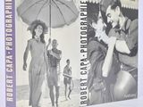 un livre sur lequel figure une photo en noir et blanc d'un homme et d'une femme sur la plage