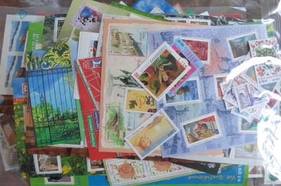 un sac rempli de timbres posé sur une table