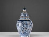 un vase bleu et blanc avec un couvercle sur une table