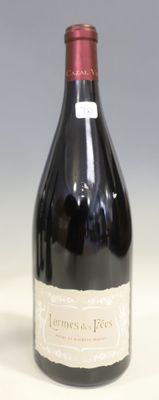 une bouteille de vin posée sur une table
