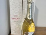 une bouteille de champagne posée sur une étagère à côté d'un casier à vin
