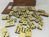 une boîte remplie de dominos posée sur une table