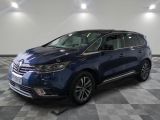 une voiture bleue est garée dans une grande pièce au sol en damier