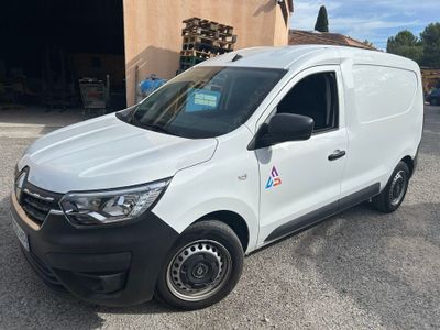la photo d'une camionnette blanche garée devant un bâtiment