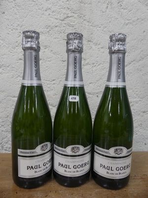 trois bouteilles de champagne posées sur une table en bois