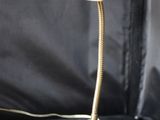 une lampe verte posée sur une surface noire