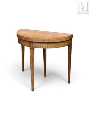 une image représentant une petite table en bois au plateau incurvé
