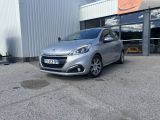 la voiture argentée est garée devant un bâtiment