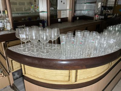 de nombreux verres à vin vides posés sur un comptoir