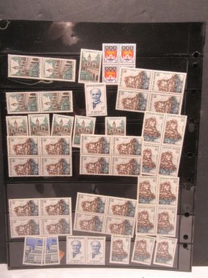 une vitrine sur laquelle sont exposés de nombreux timbres
